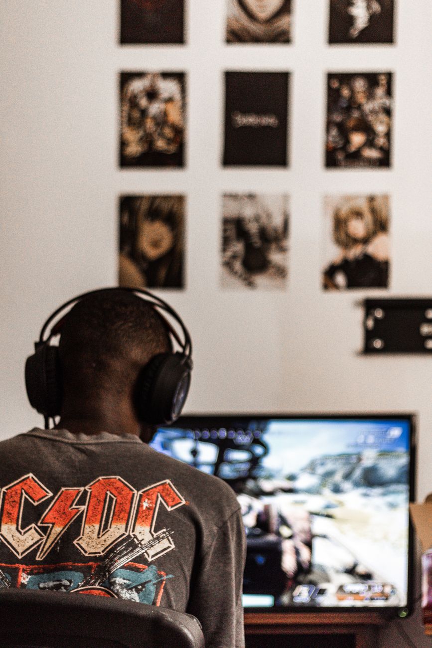 血战到底里最贵的失误常发生在定缺之后：缺门没记牢、换三张方向记反、刮风下